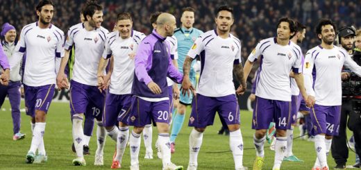 Fiorentina players celebrate at the end of a Europa League, round of 16, second leg, soccer match between Roma and Fiorentina, at Rome's Olympic Stadium, Thursday, March 19, 2015. Fiorentina trashed Roma 3 - 0. (AP Photo/Andrew Medichini)